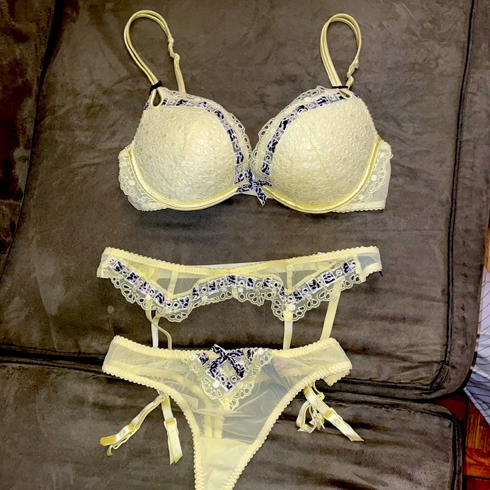 Victoria’s Secret Sexy Little Things Bra/Garter/Thong Panty Set